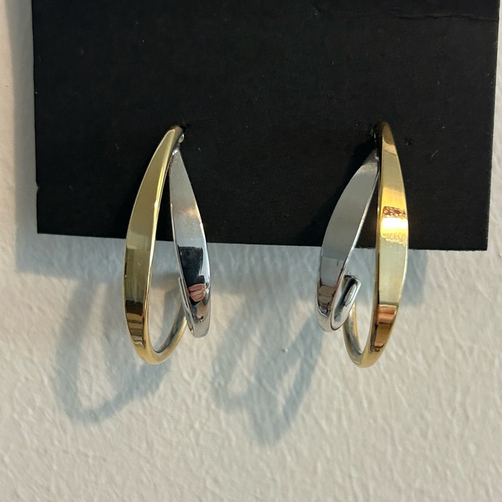 ❤️4/$20 Two Tone Gold and Silver Hoop Earrings